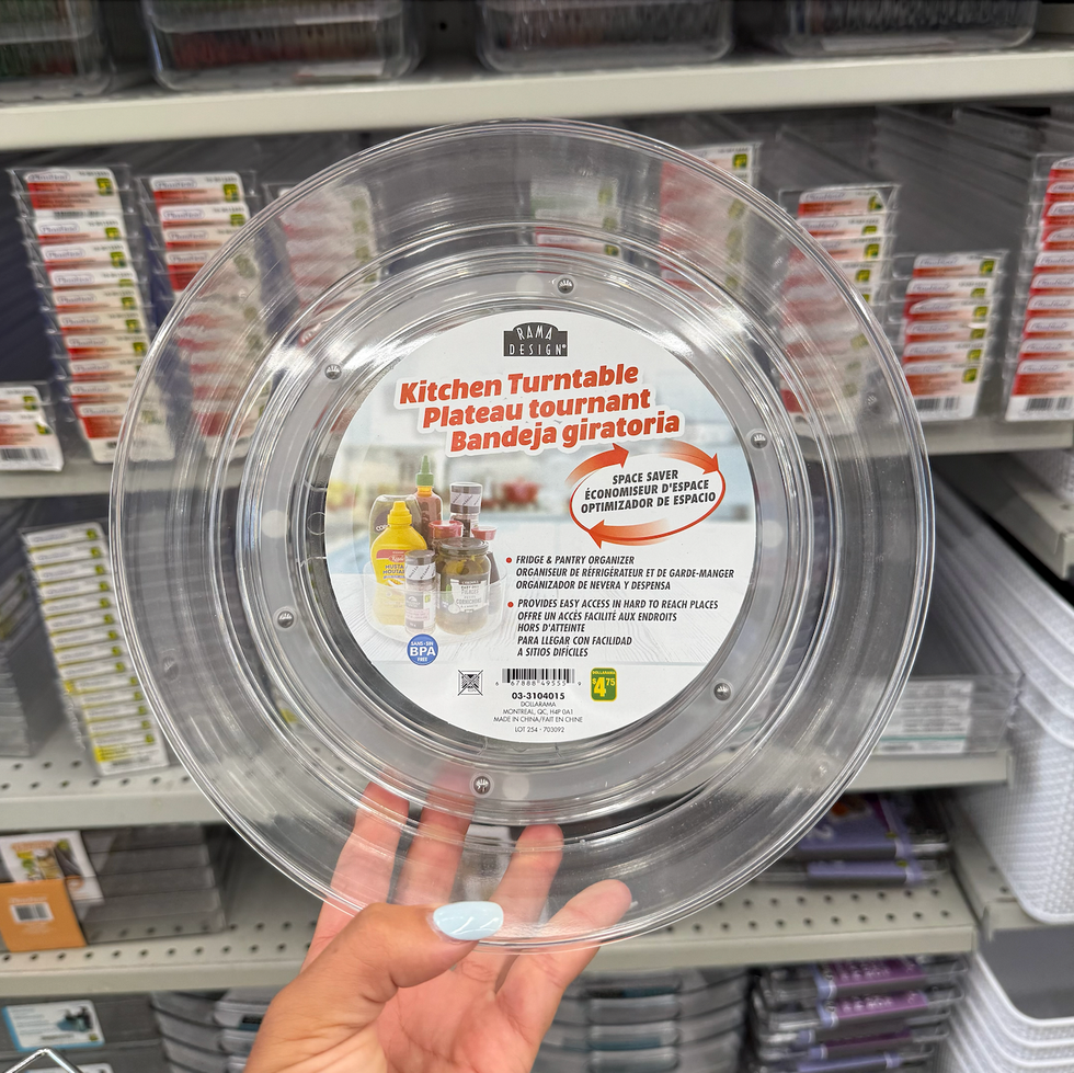 Plateau tournant sur les tablettes dans une main au Dollarama.