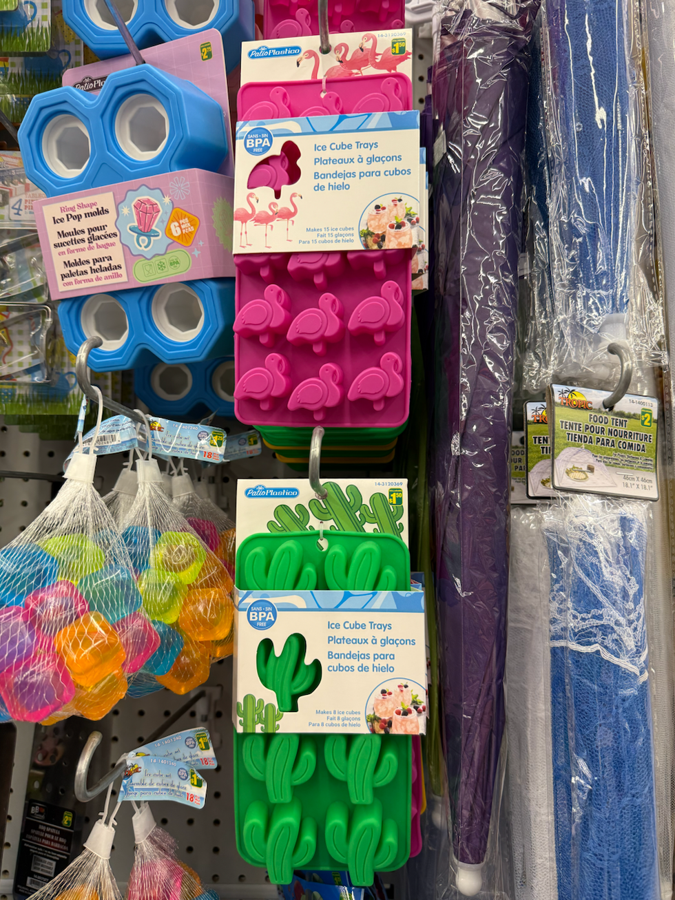 Plateaux \u00e0 gla\u00e7ons de forme inusit\u00e9es vendus au Dollarama : des cactus et des flamants rose.
