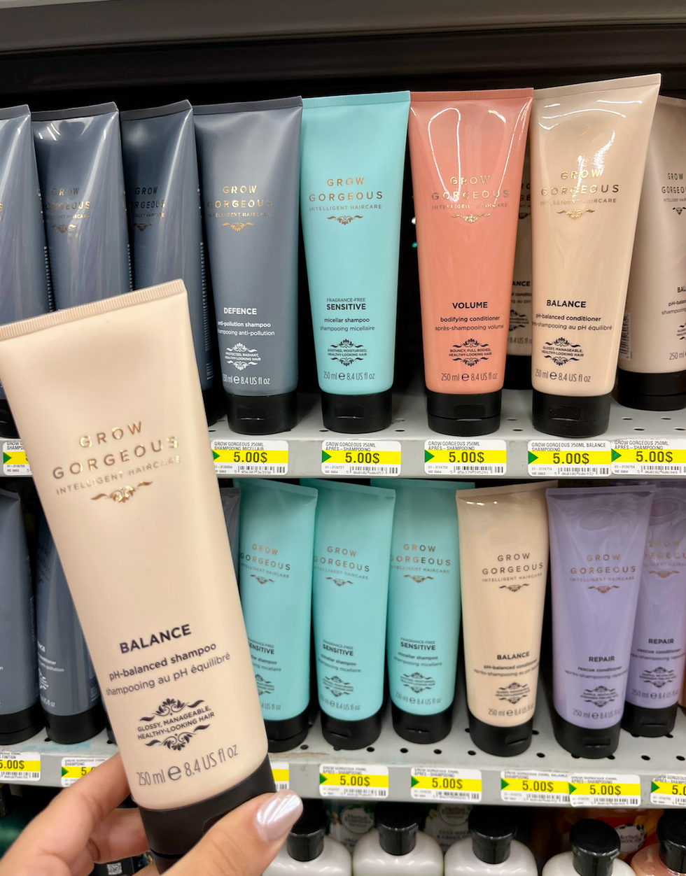 Plusieurs bouteilles de shampoing de la marque Grow Gorgeous sur les tablettes du Dollarama.