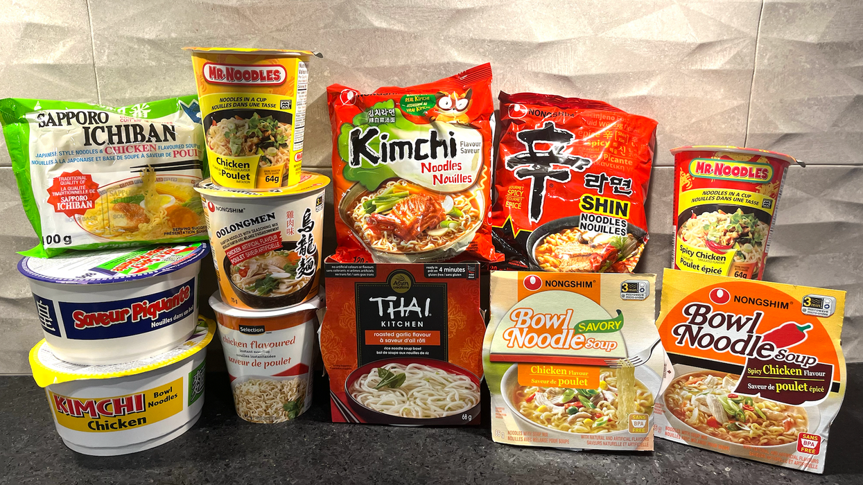 Plusieurs emballages de ramens instantanés.