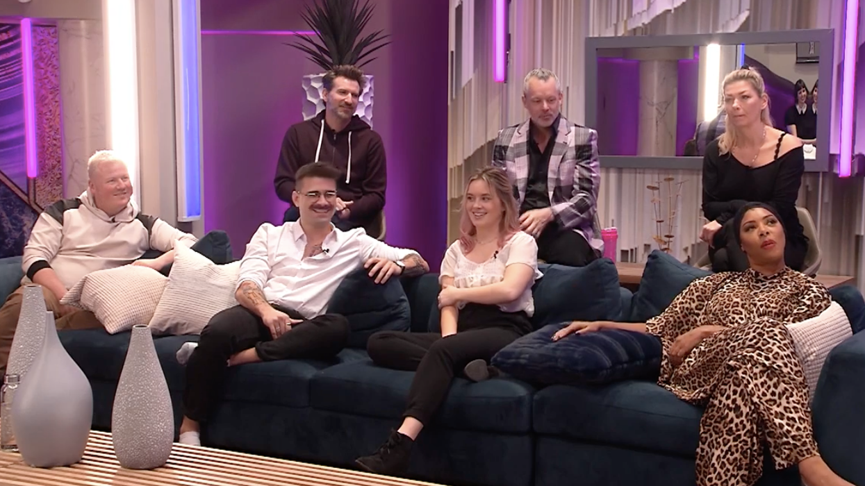 Plusieurs participant.es de Big Brother Célébrités sur un sofa.