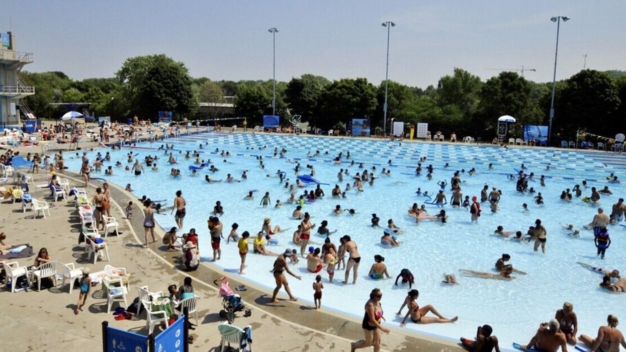 Plusieurs personnes se baignent dans la grande piscine du Parc Jean-Drapeau à Montréal.