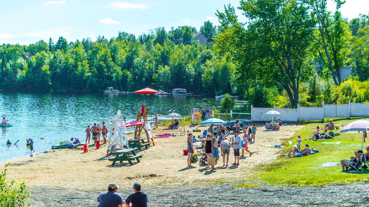 Plusieurs personnes sur une plage du Québec.