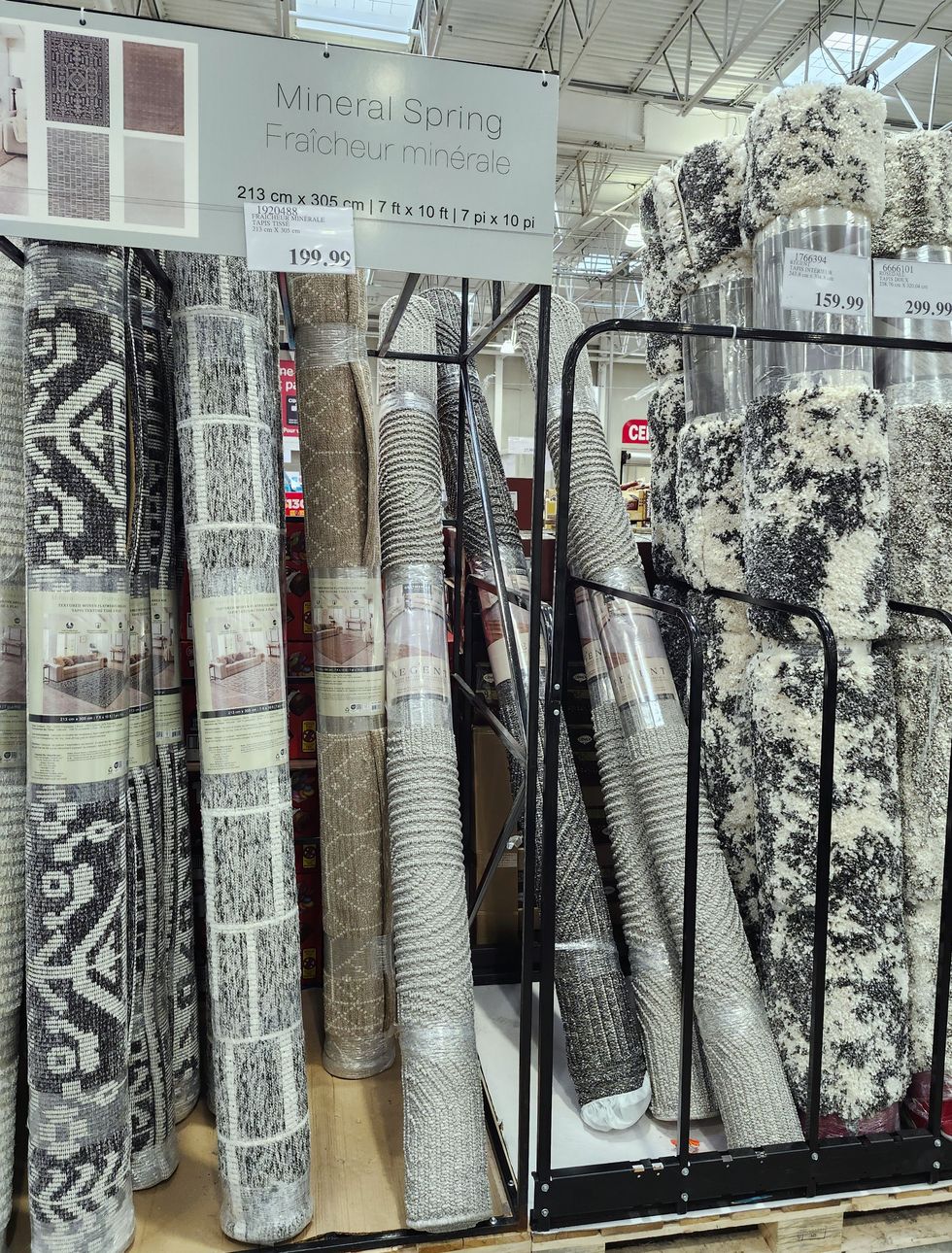 Plusieurs tapis de maison enroul\u00e9s de diff\u00e9rents motifs et textures.