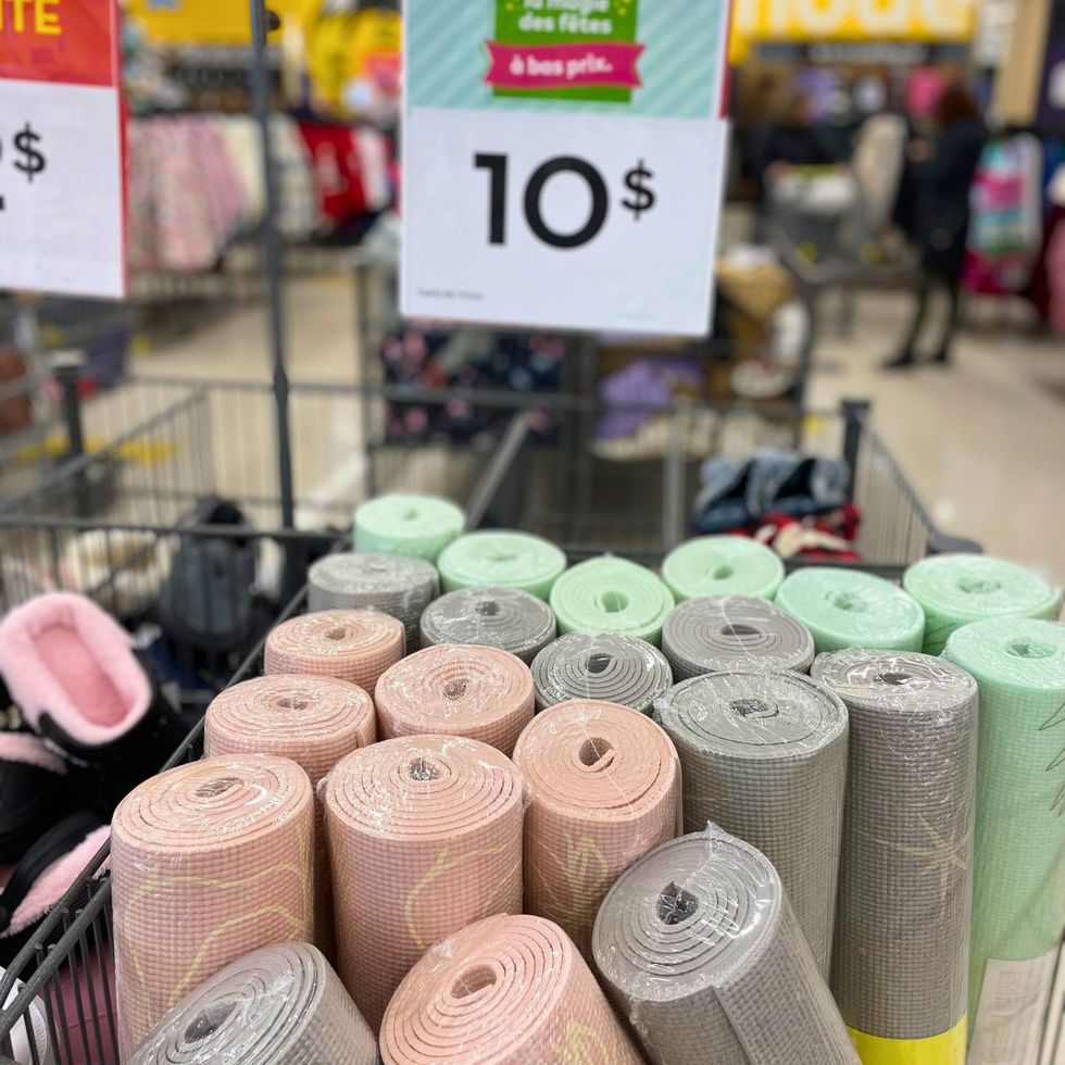 Plusieurs tapis de yoga au prix de 10 $ dispos\u00e9s dans un panier.