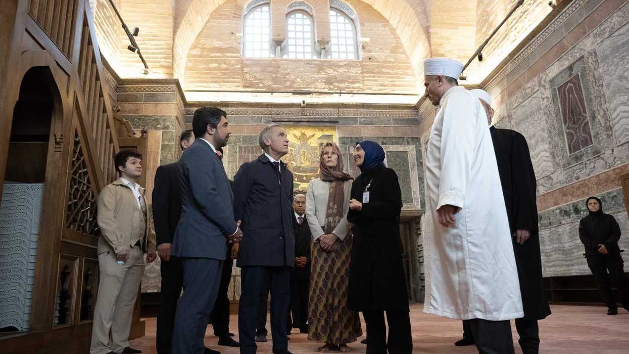 PM tours Istanbul mosque before leaving Turkey