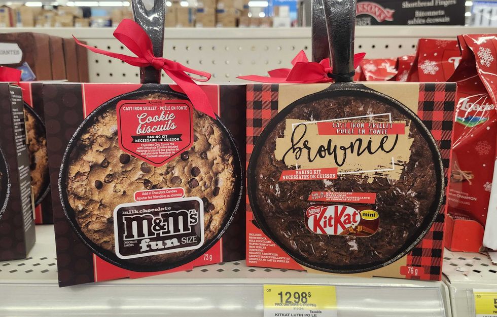 Po\u00eale en fonte avec m\u00e9lange \u00e0 biscuits ou brownies.