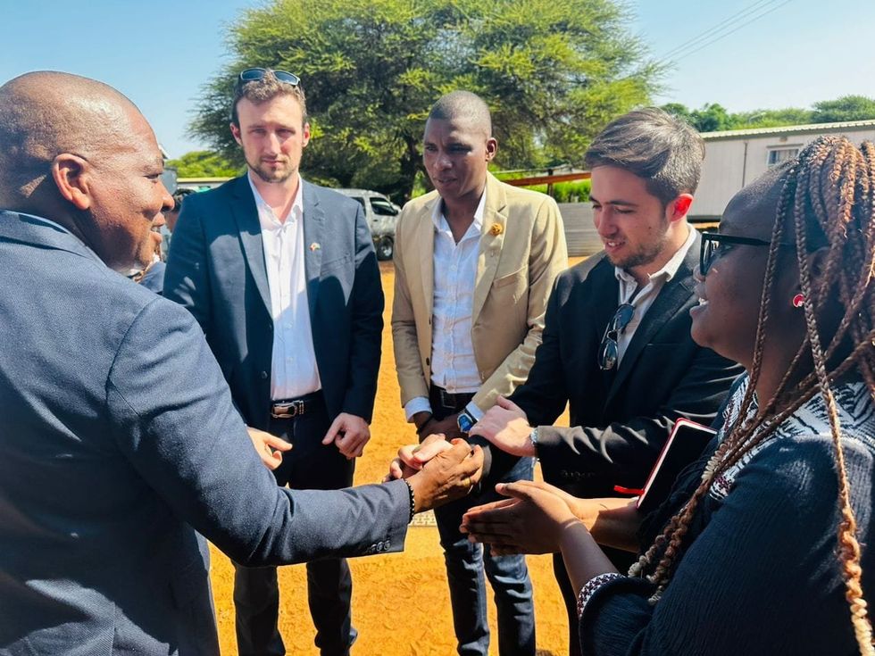 Poign\u00e9e de main avec le ministre des Mines et Min\u00e9raux, Hon. Lefoko Moagi, \u00e0 Ramotswa, Botswana.