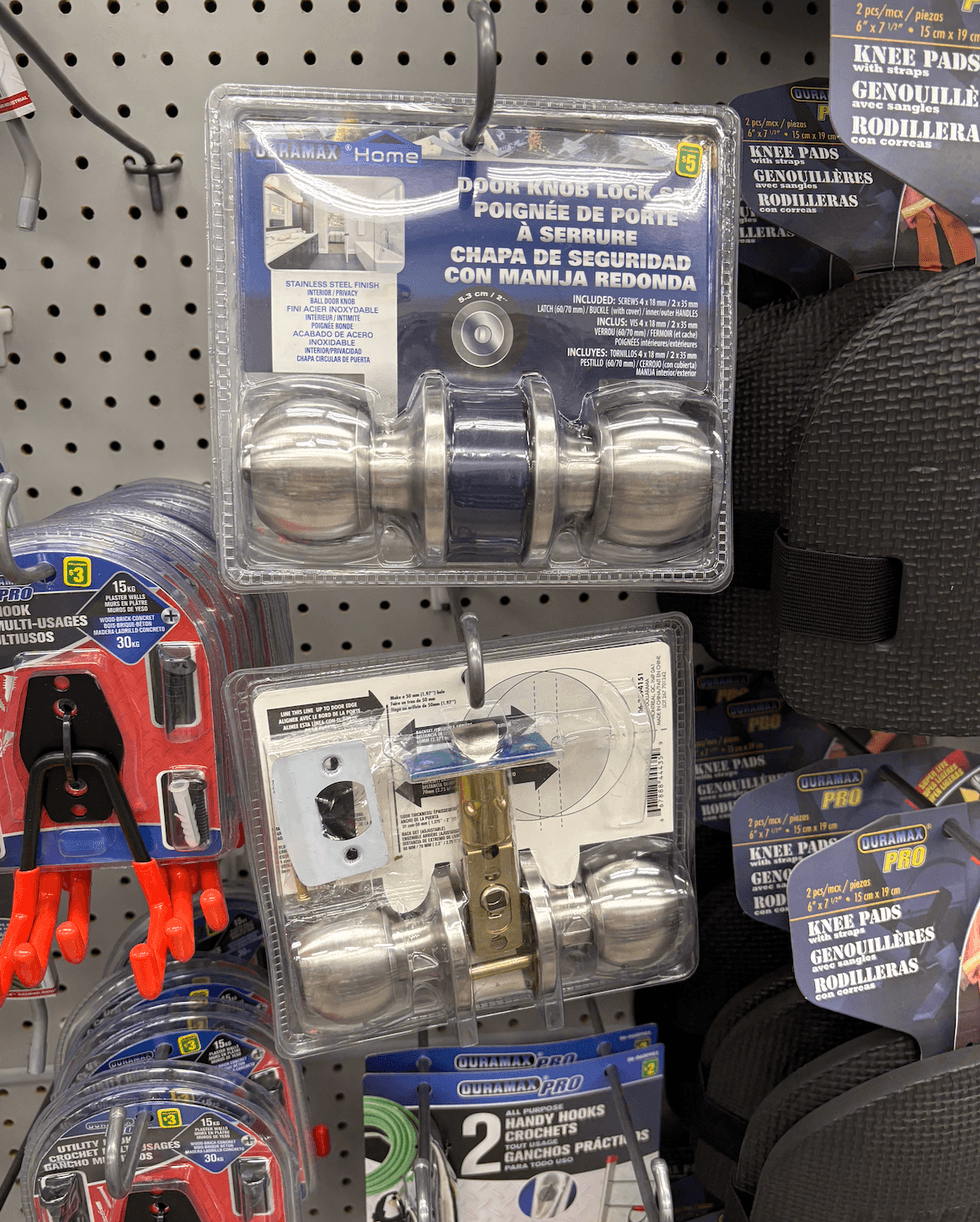 Poign\u00e9e de porte \u00e0 serrure sur les \u00e9tag\u00e8res du Dollarama.