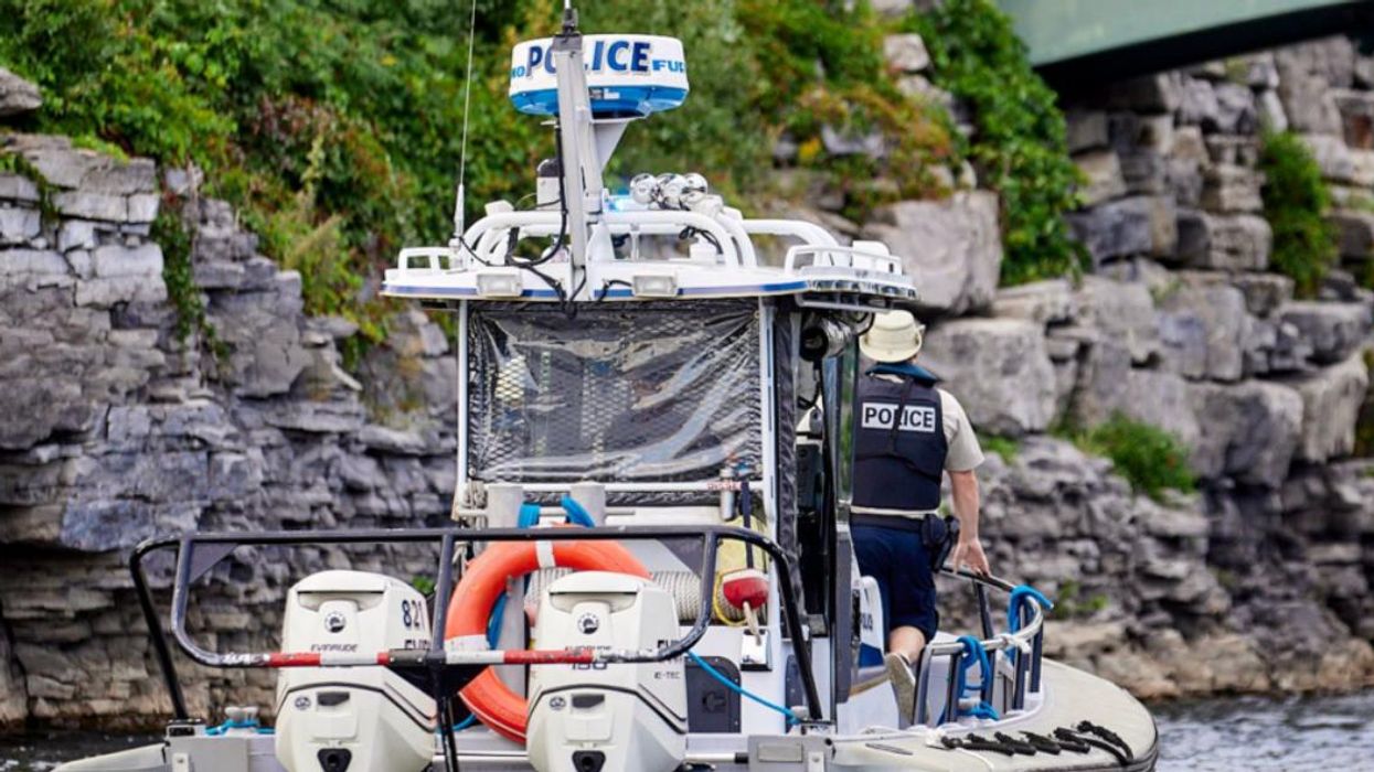 Policiers de Gatineau en bateau.