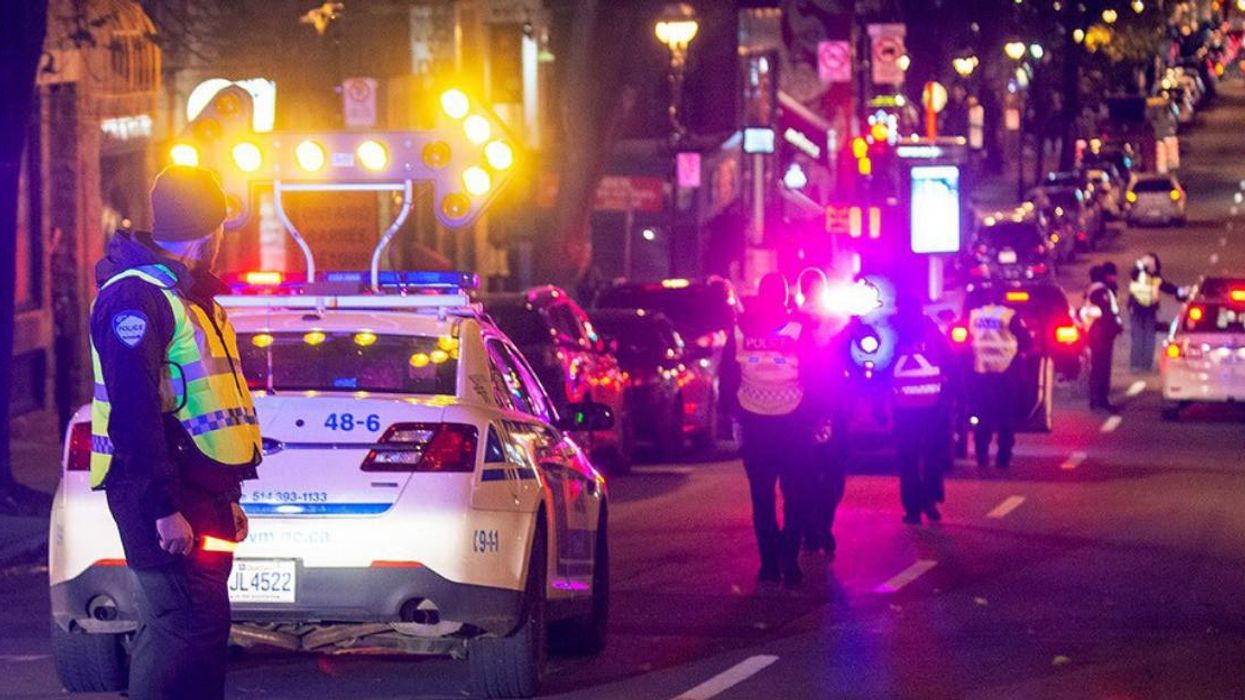 Policiers de la Ville de Montréal en soirée.