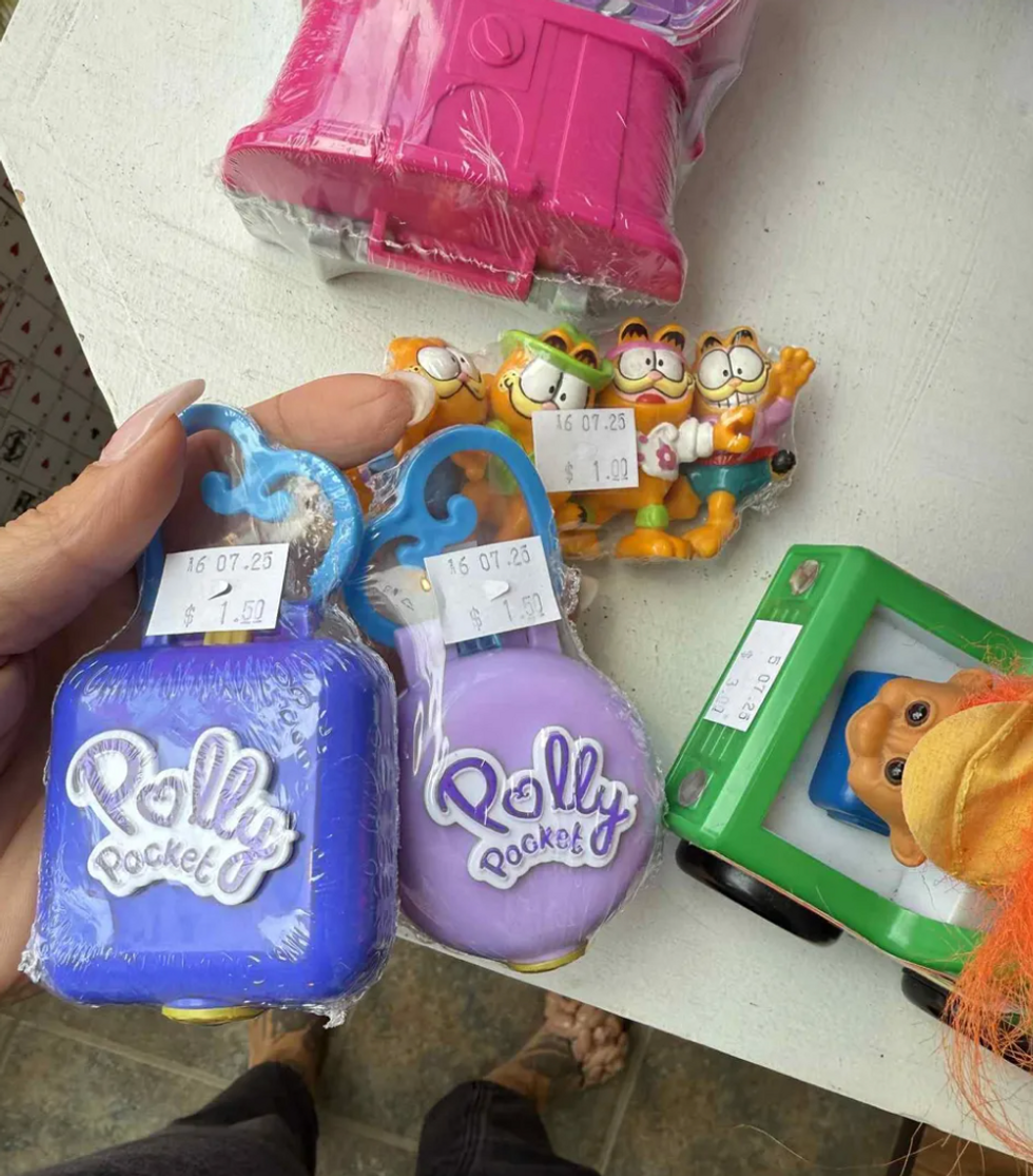 Polly Pocket, figurines Garfield et Trolls-on-the-Go en vente \u00e0 la friperie. 