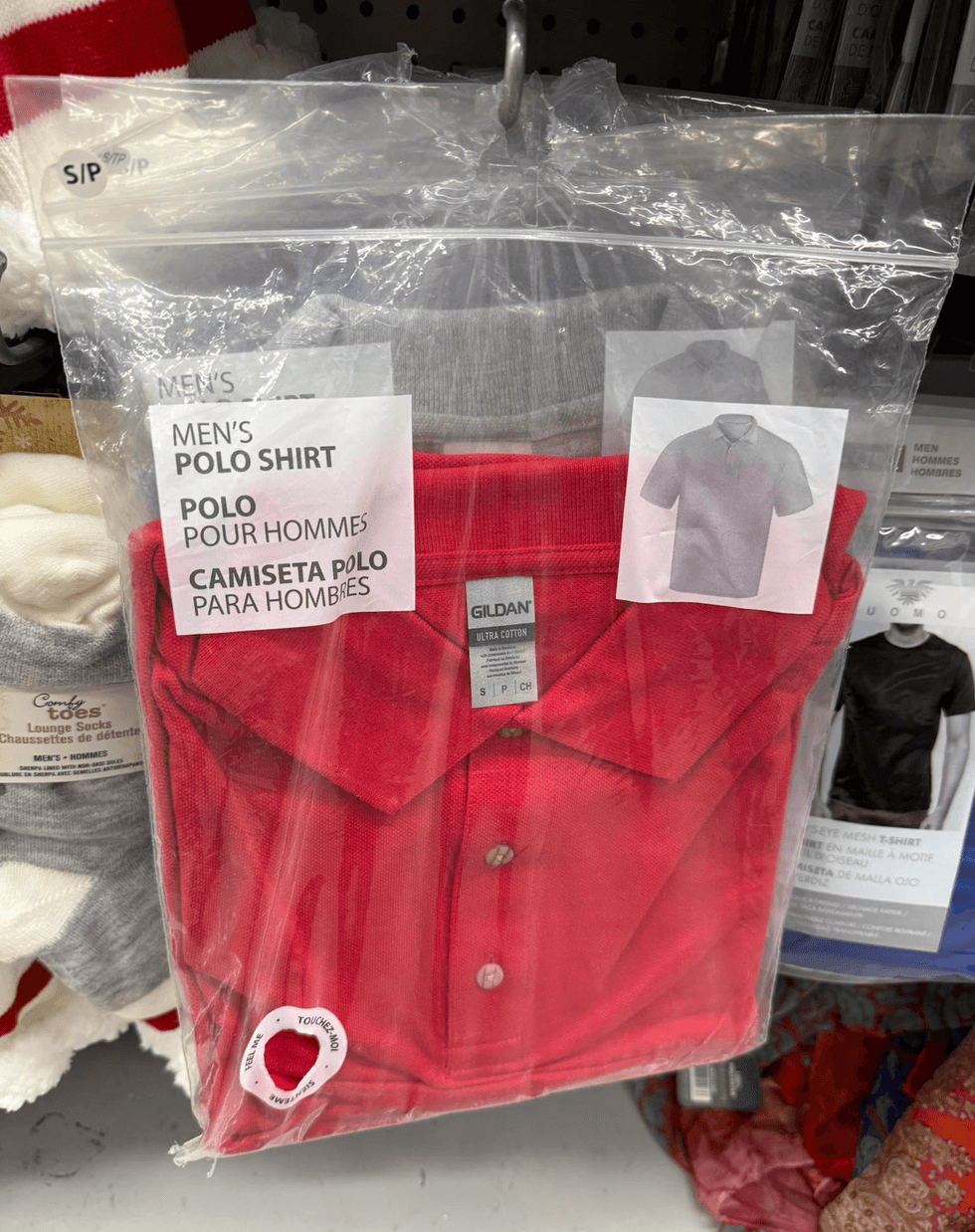 Polo Gildan sur le \u00e9tag\u00e8res du Dollarama.
