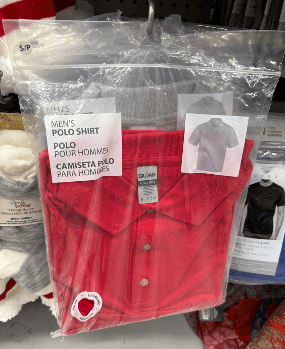 Polo rouge Gildan emball\u00e9 dans un sac transparent au Dollarama.