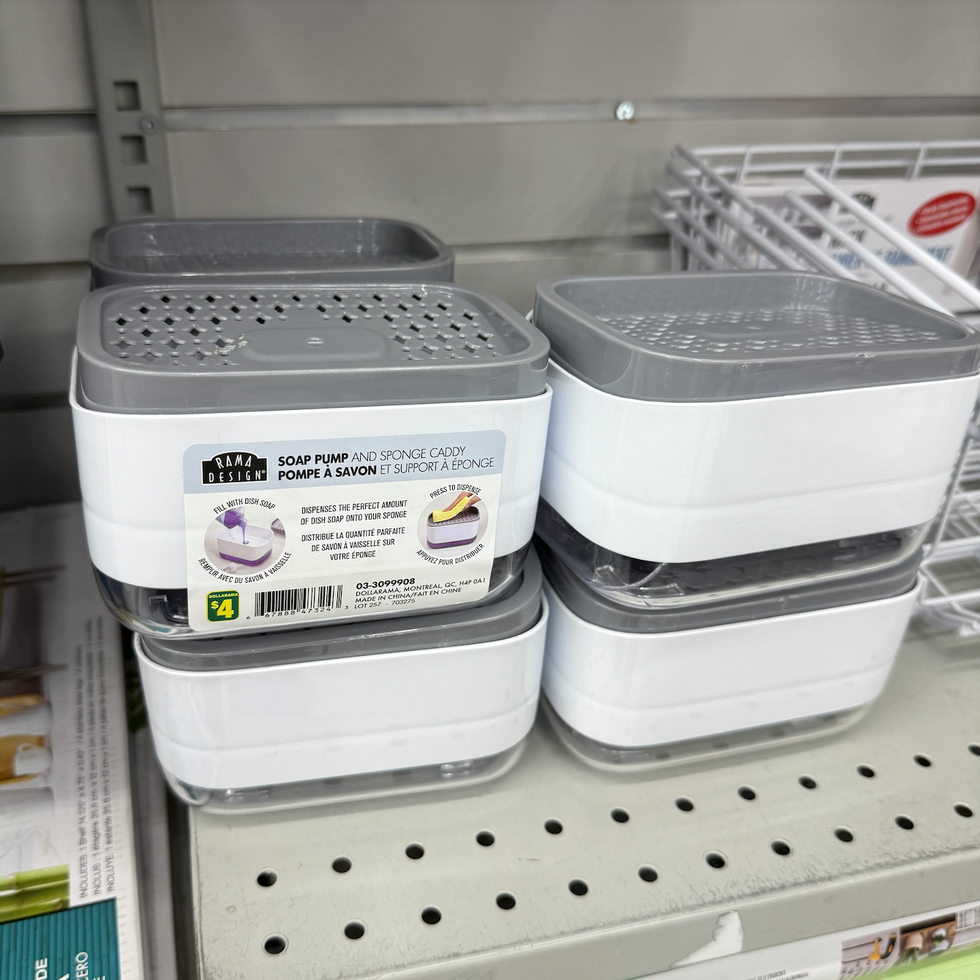Pompe \u00e0 savon et support \u00e0 \u00e9ponge sur les tablettes du Dollarama.