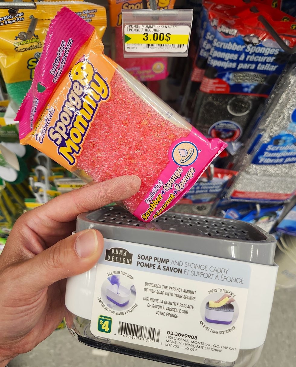 Pompe \u00e0 savon et \u00e9ponge \u00e0 vaisselle.
