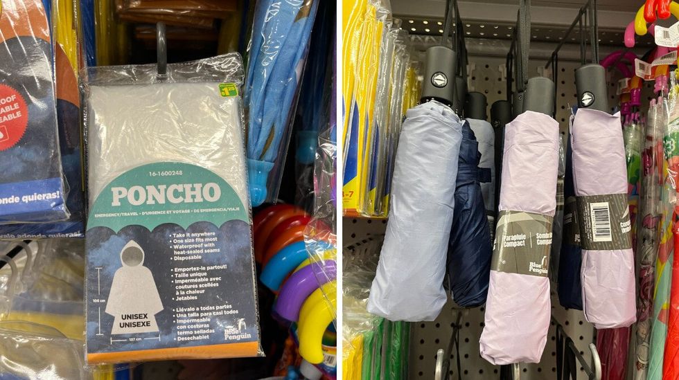 Poncho de voyage dans son emballage au Dollarama. Droite : parapluies compacts.