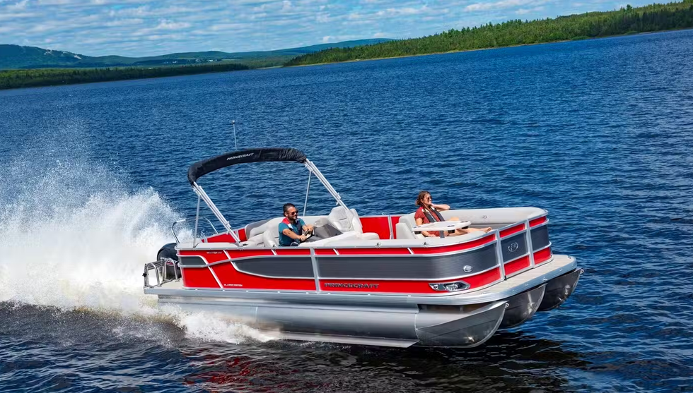 Ponton pour huit personnes.