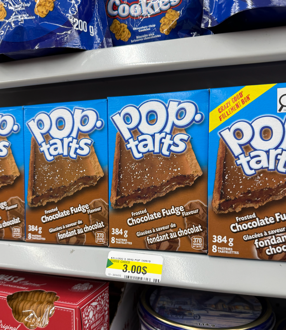 Pop-Tarts au chocolat fudge dans leur bo\u00eete en carton sur une \u00e9tag\u00e8re du Dollarama.