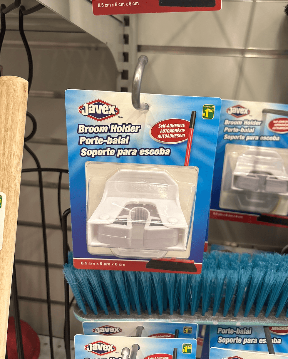 Porte-balai sur les \u00e9tag\u00e8res du Dollarama.