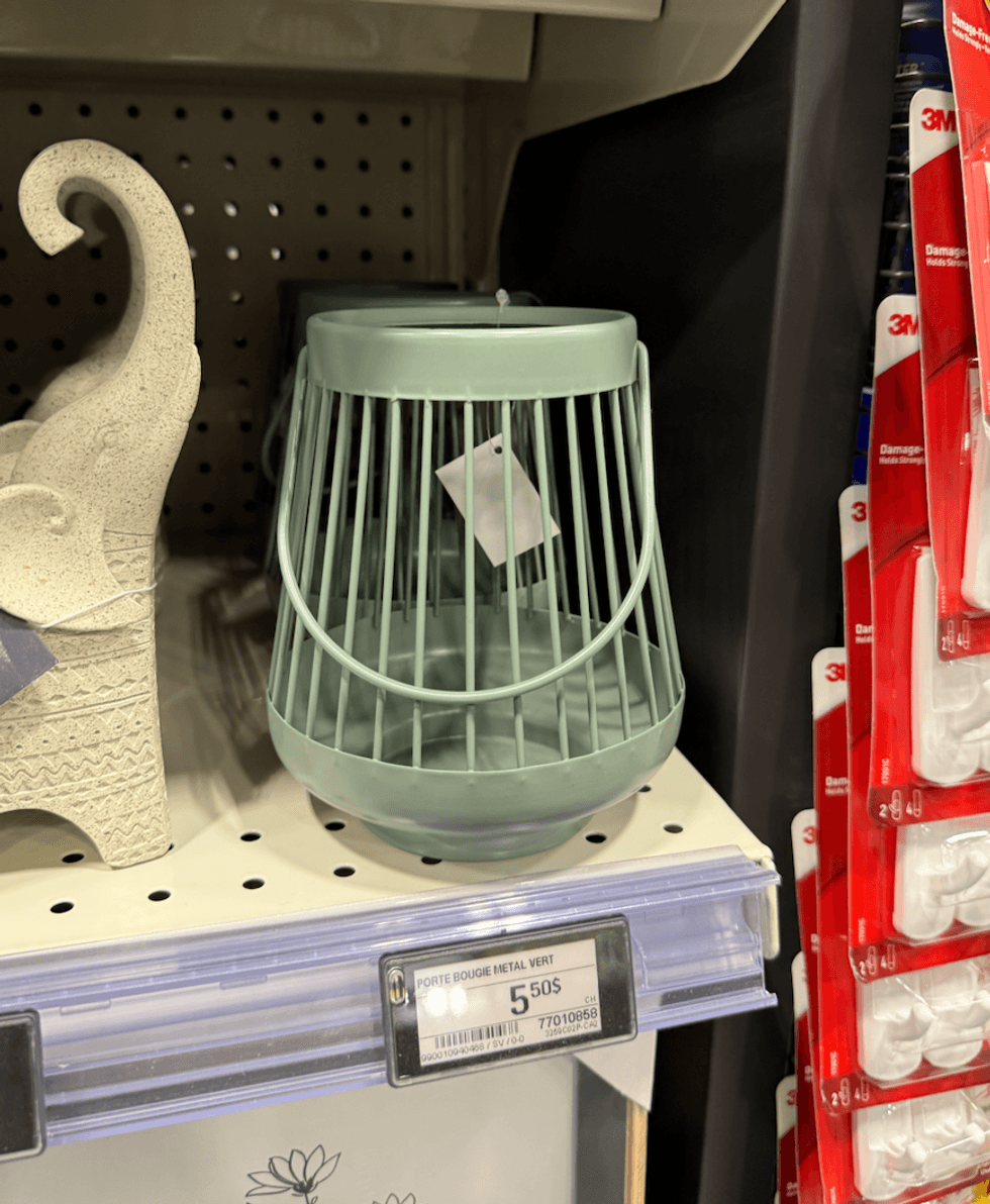 Porte-bougie en m\u00e9tal vert avec structure ajour\u00e9e vendue au Canac.