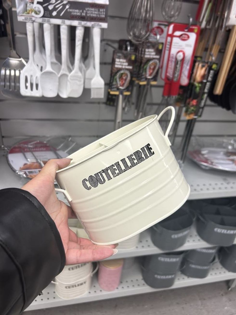 Porte-couverts cr\u00e8me avec le mot \u00ab Coutellerie \u00bb.