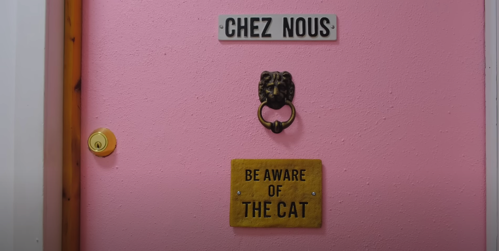 Porte d'entr\u00e9e de l'appartement de Marianne Plaisance.