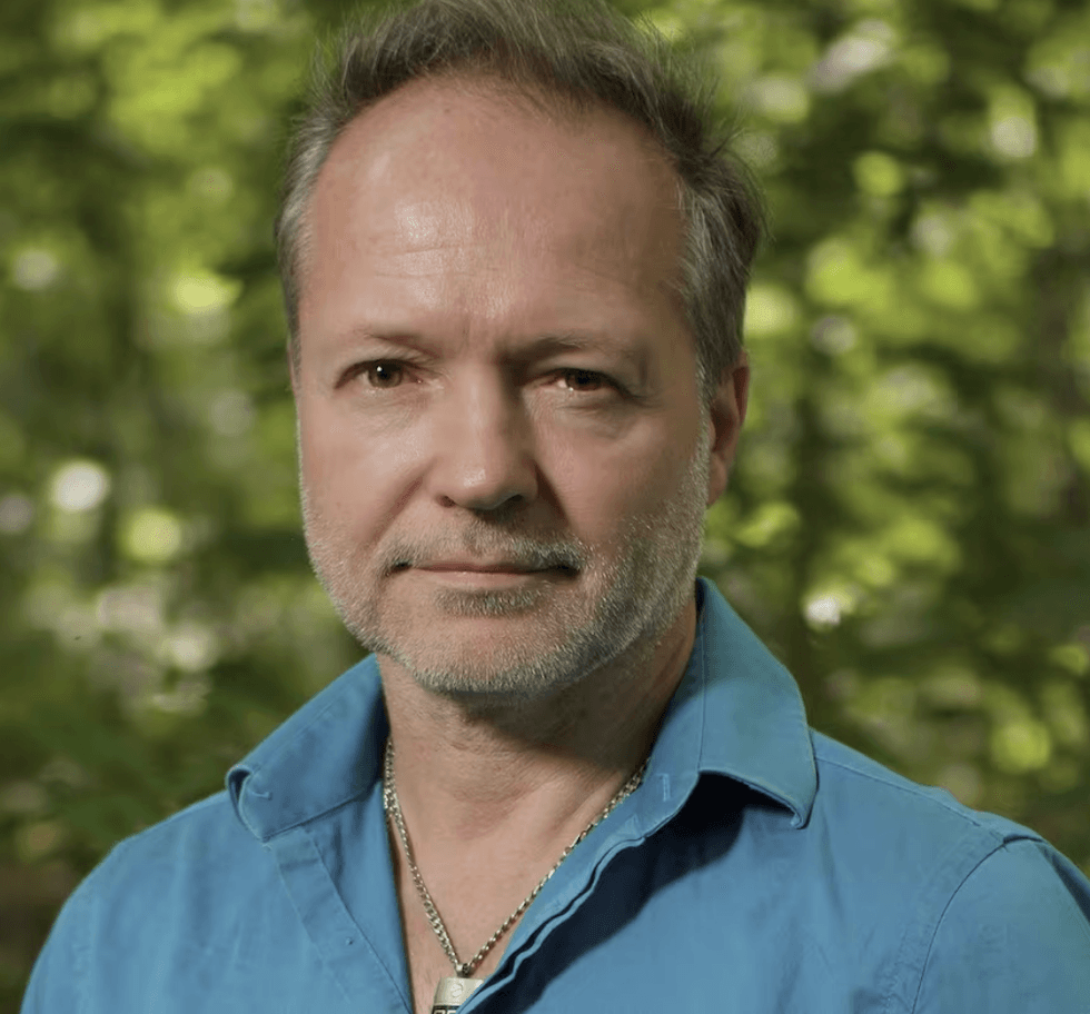Portrait de \u200bSylvain, participant \u00e0 la deuxi\u00e8me saison d'ALLER SIMPLE : LA T\u00c9L\u00c9R\u00c9ALIT\u00c9.