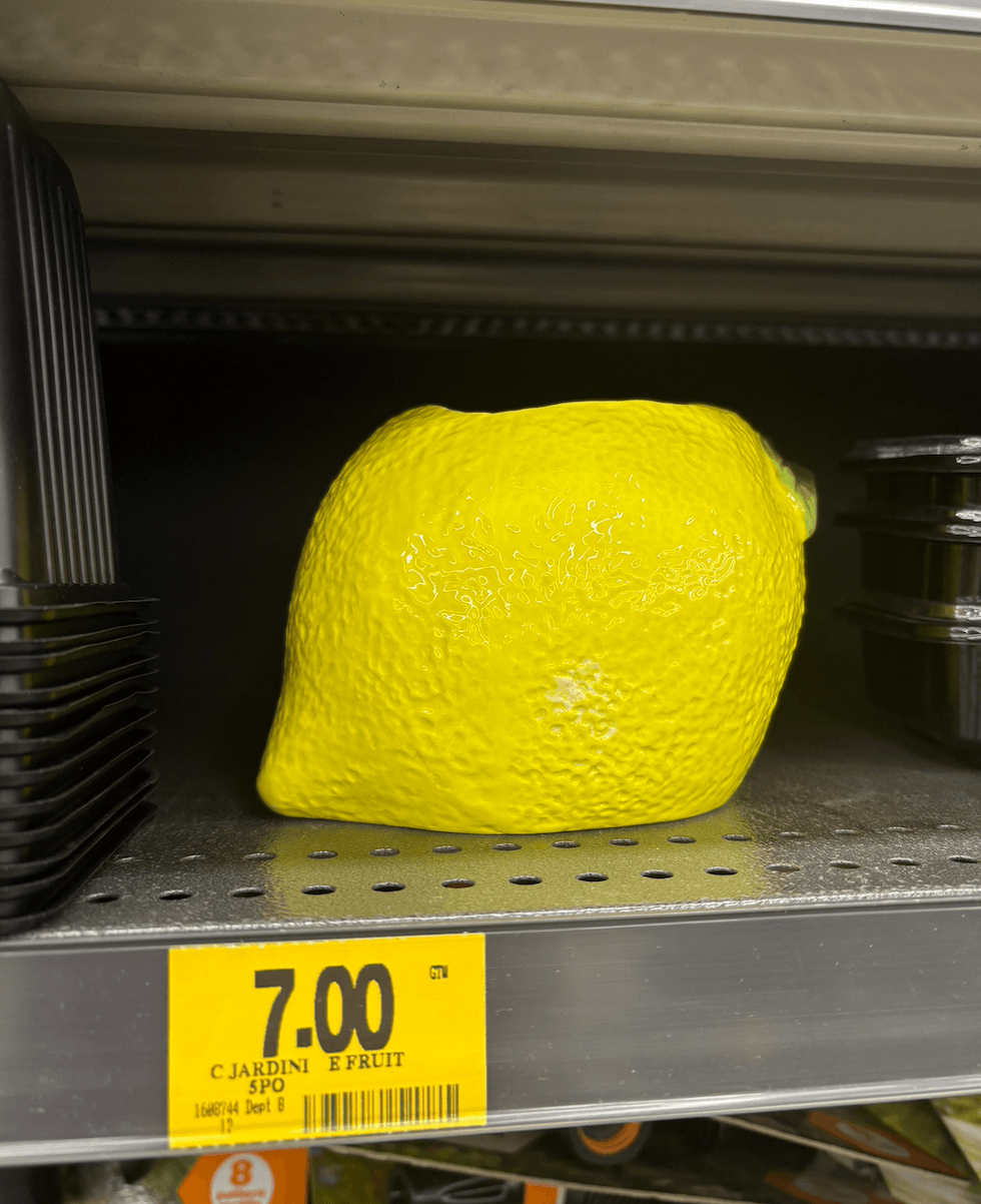 Pot d\u00e9coratif jaune en forme de citron chez Tigre G\u00e9ant.