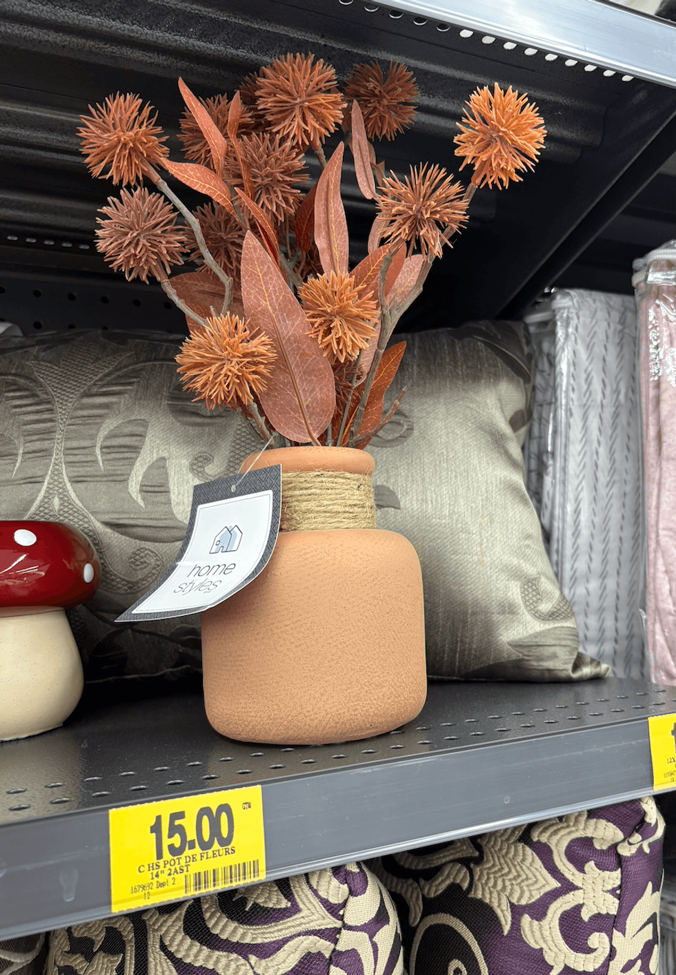 Pot d\u00e9coratif orang\u00e9 Home Styles avec feuillage et fleurs artificielles dans des teintes d\u2019automne chez Tigre G\u00e9ant.