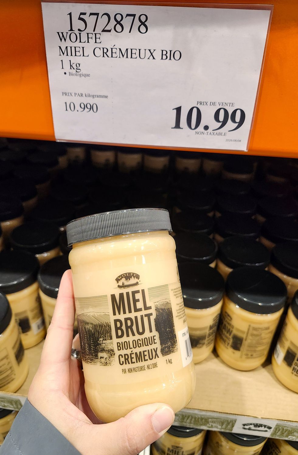 Pot de miel cr\u00e9meux biologique de 1 kg.