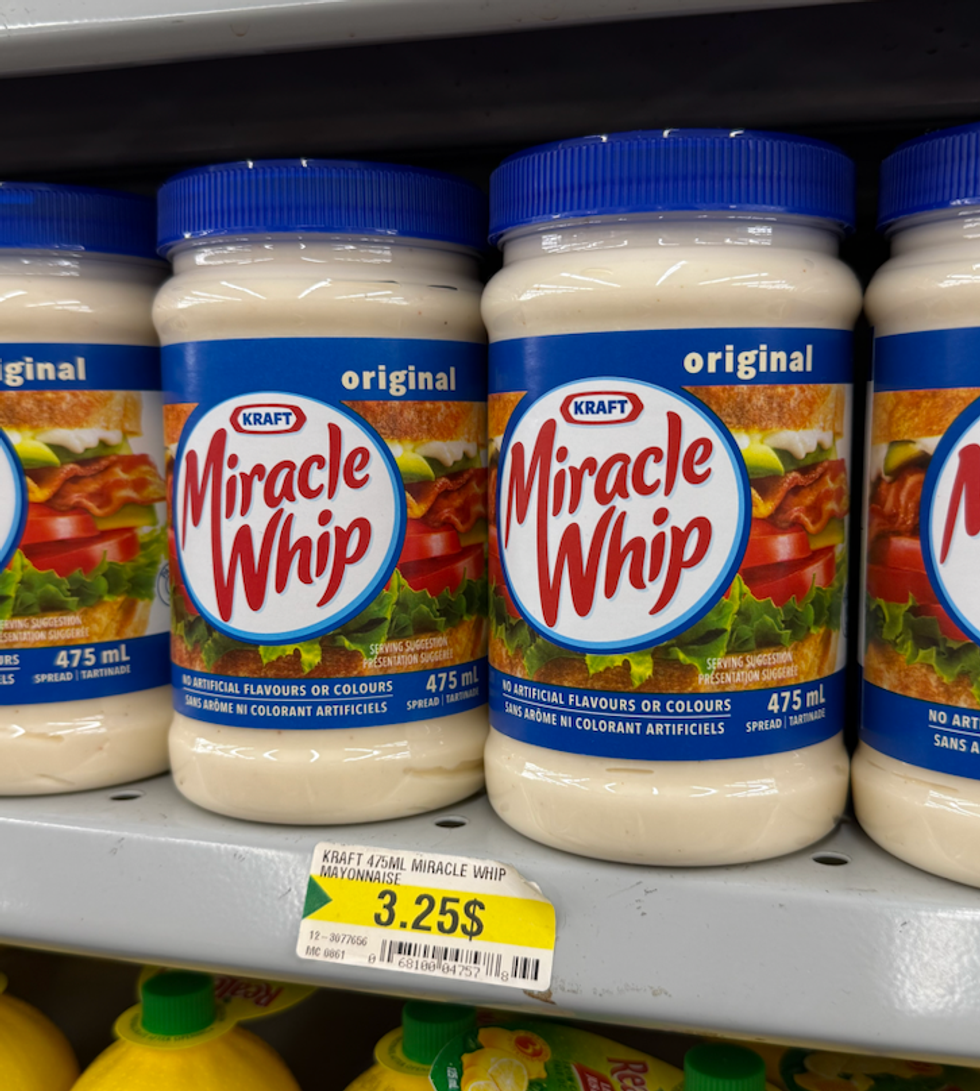 Pot de Miracle Whip sur les tablettes du Dollarama.