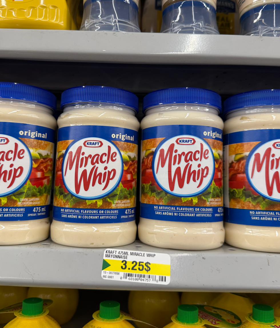 Pot de Miracle Whip sur les tablettes du Dollarama.