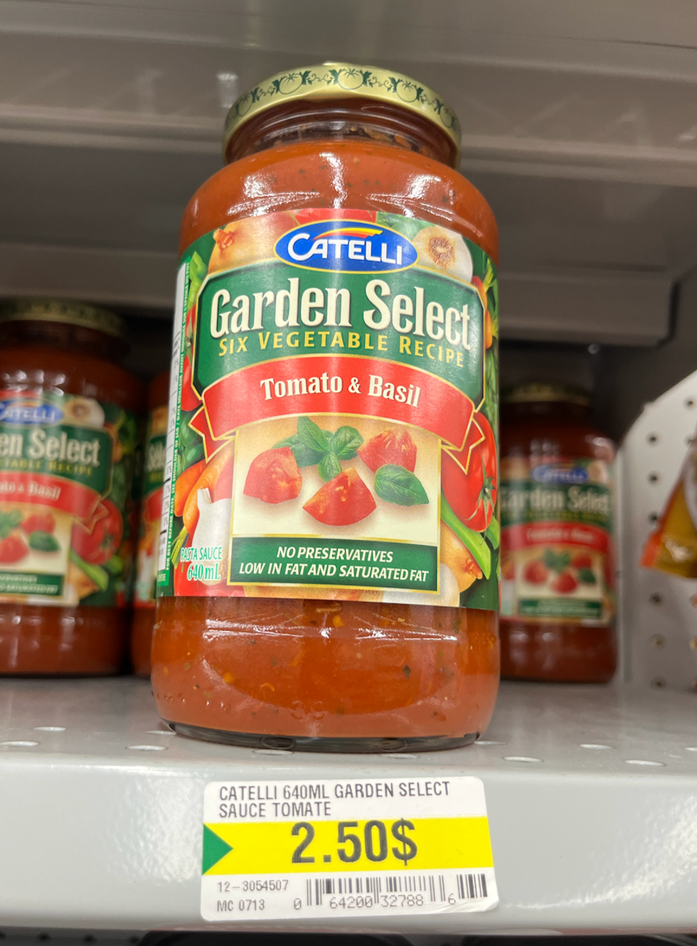 Pot de sauce tomate de marque Catelli sur une \u00e9tag\u00e8re du Dollarama.