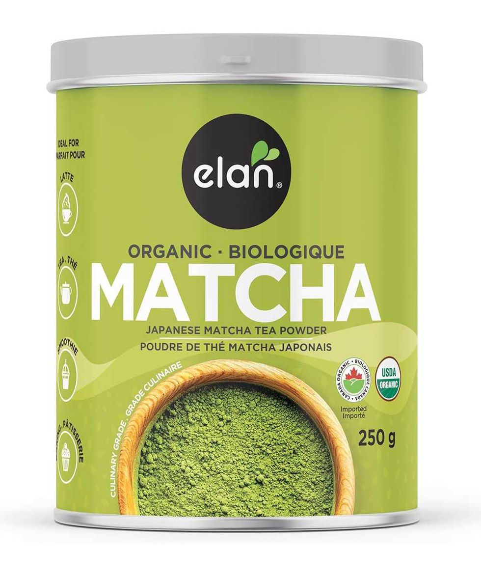 Pot de th\u00e9 matcha biologique de marque Elan sur fond blanc.
