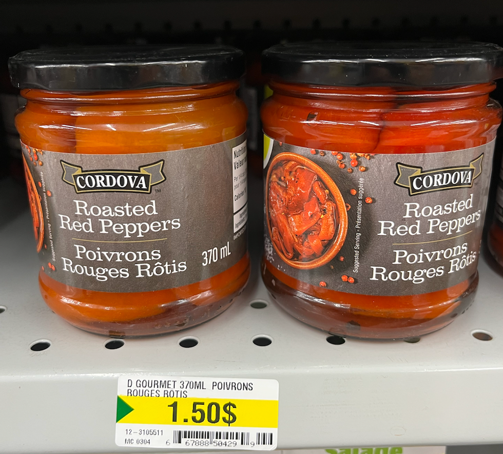 Pot en verre de \u200bpoivrons rouges r\u00f4tis sur une tablette du Dollarama.