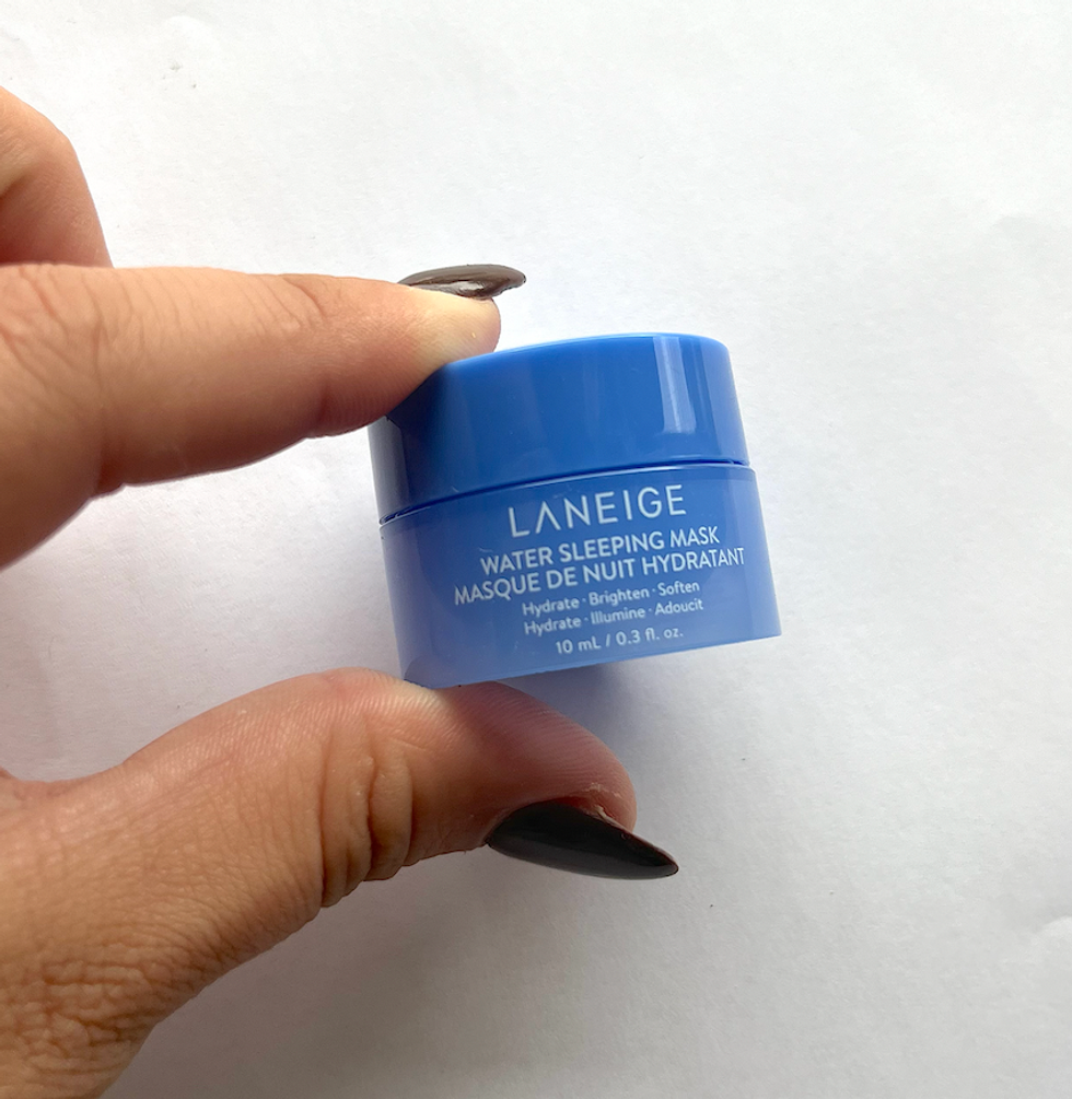 Pot miniature bleu d'\u00e9chantillon du masque de nuit hydratant LANEIGE.