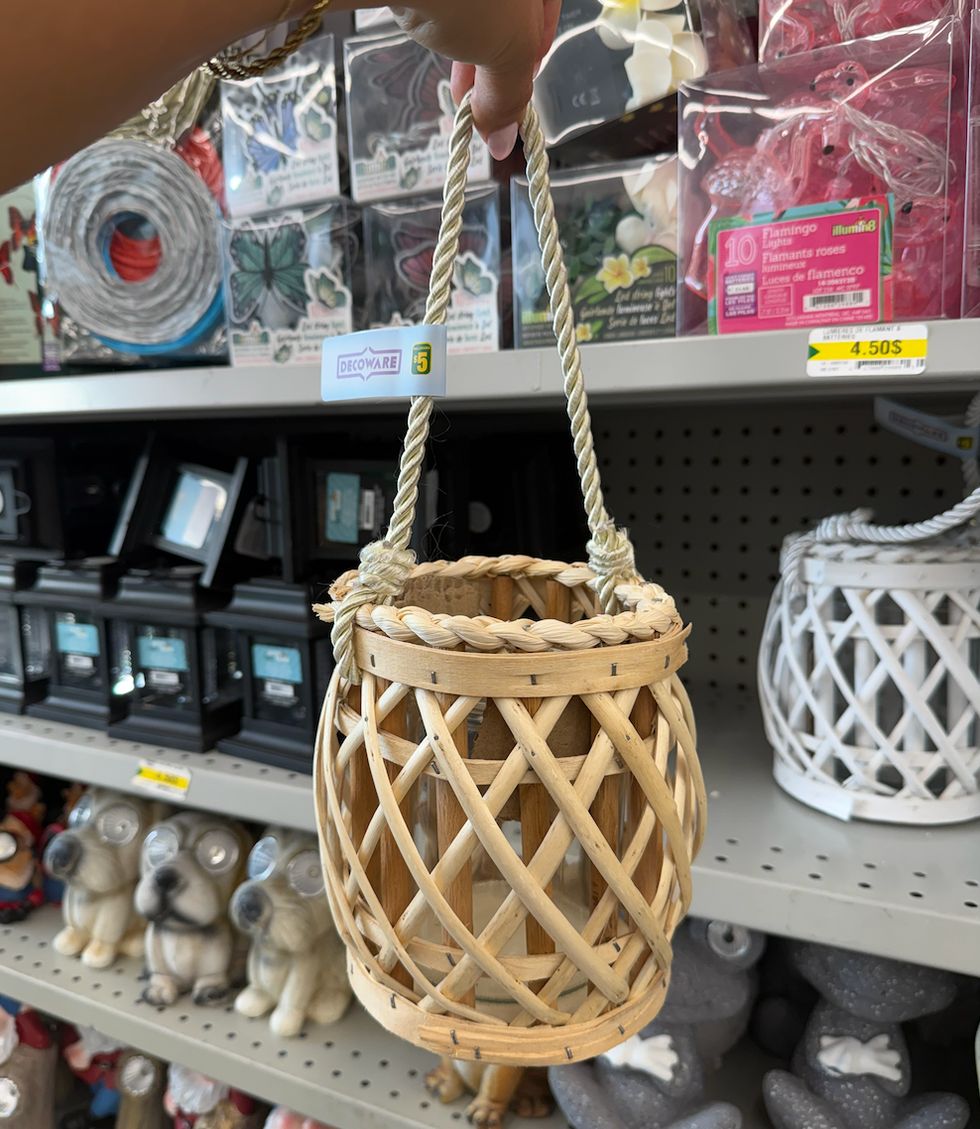 Pot pour lanterne en bambou, dans une main.