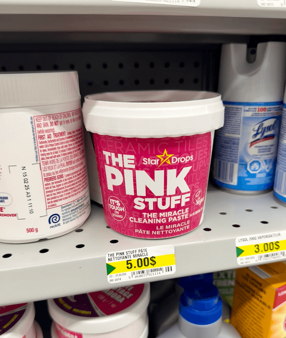 Pot rose \u00ab The Pink Stuff \u2013 The Miracle Cleaning Paste \u00bb sur tablette au Dollarama.