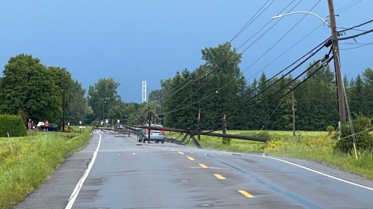 Poteaux électriques tombés dans une rue de Blainville, août 2022.