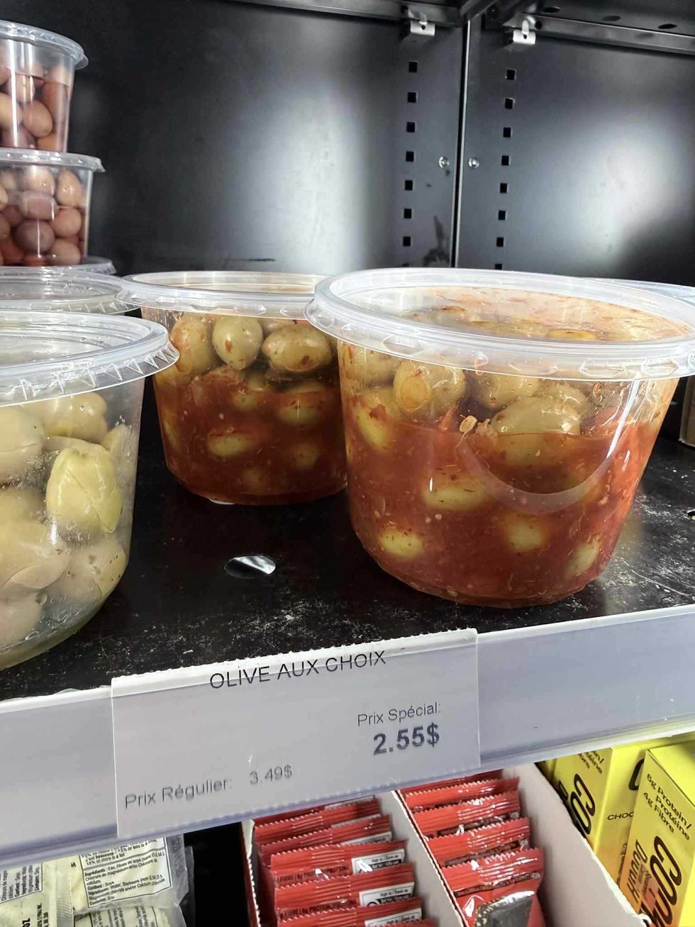 Pots d'olives au choix en vente pour 2,55 $ au Supermarch\u00e9 SavePlus.