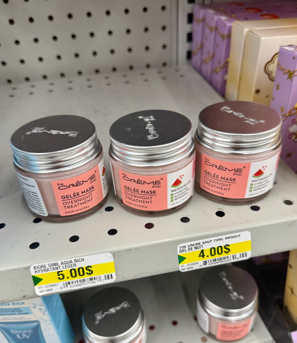 Pots de masque gel\u00e9e rose sur une tablette.