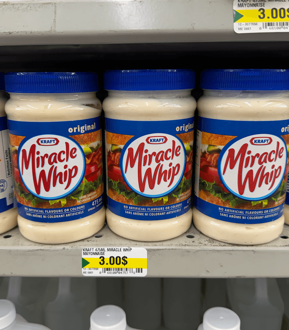 Pots de Miracle Whip vendus au Dollarama.