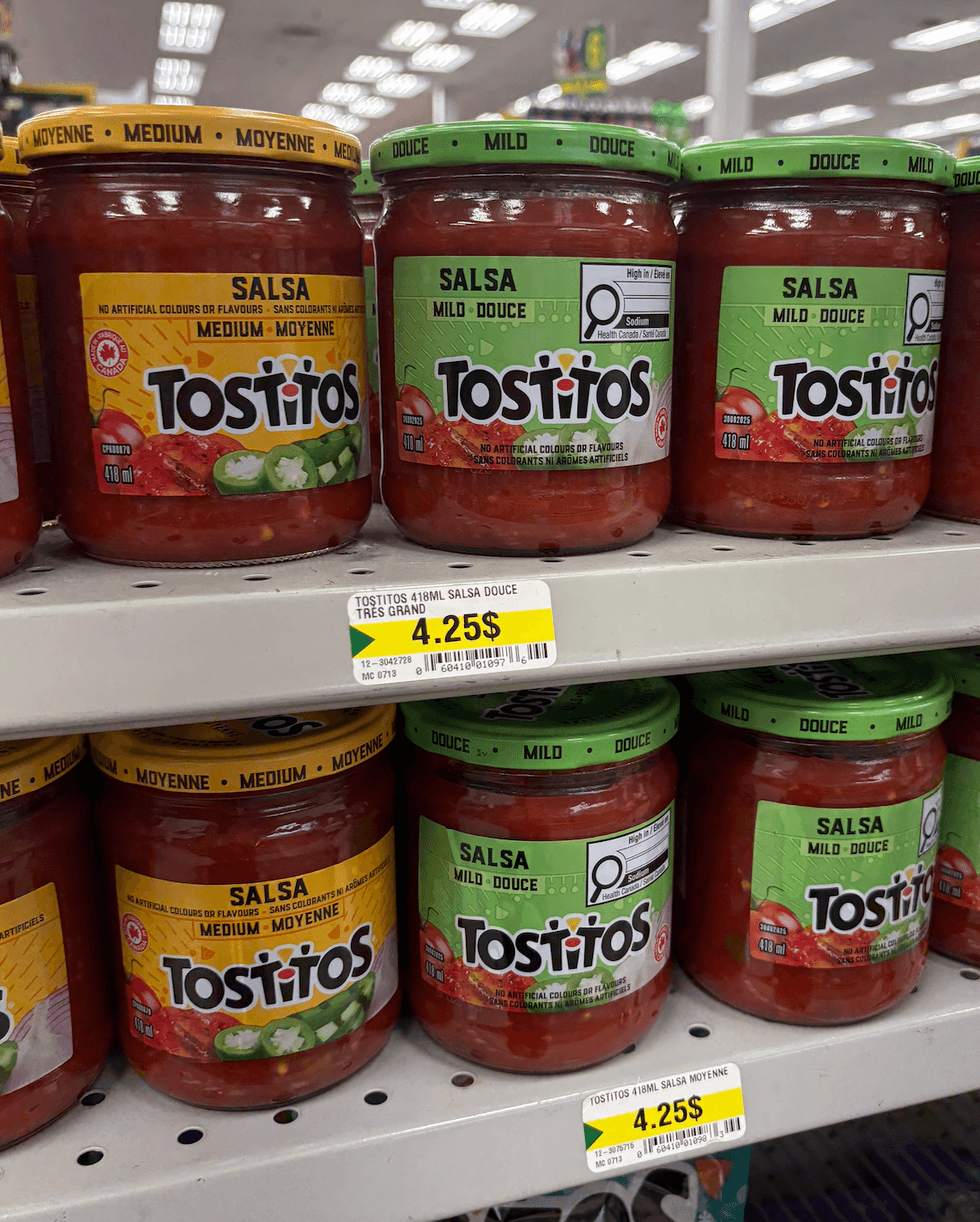 Pots de salsa de la marque Tostitos sur les tablettes du Dollarama.