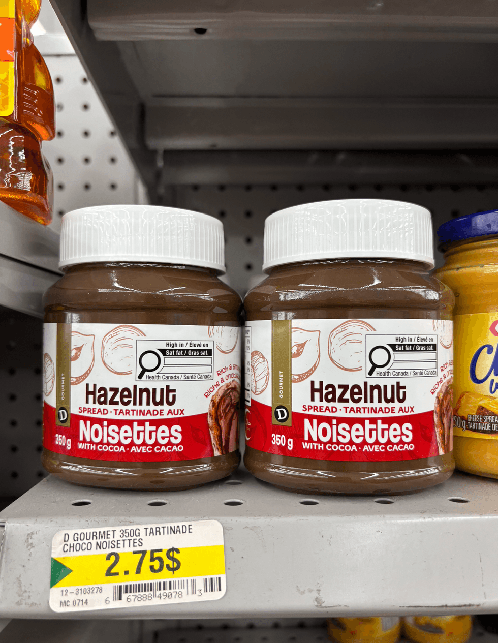 Pots de tartinade aux noisettes avec cacao.