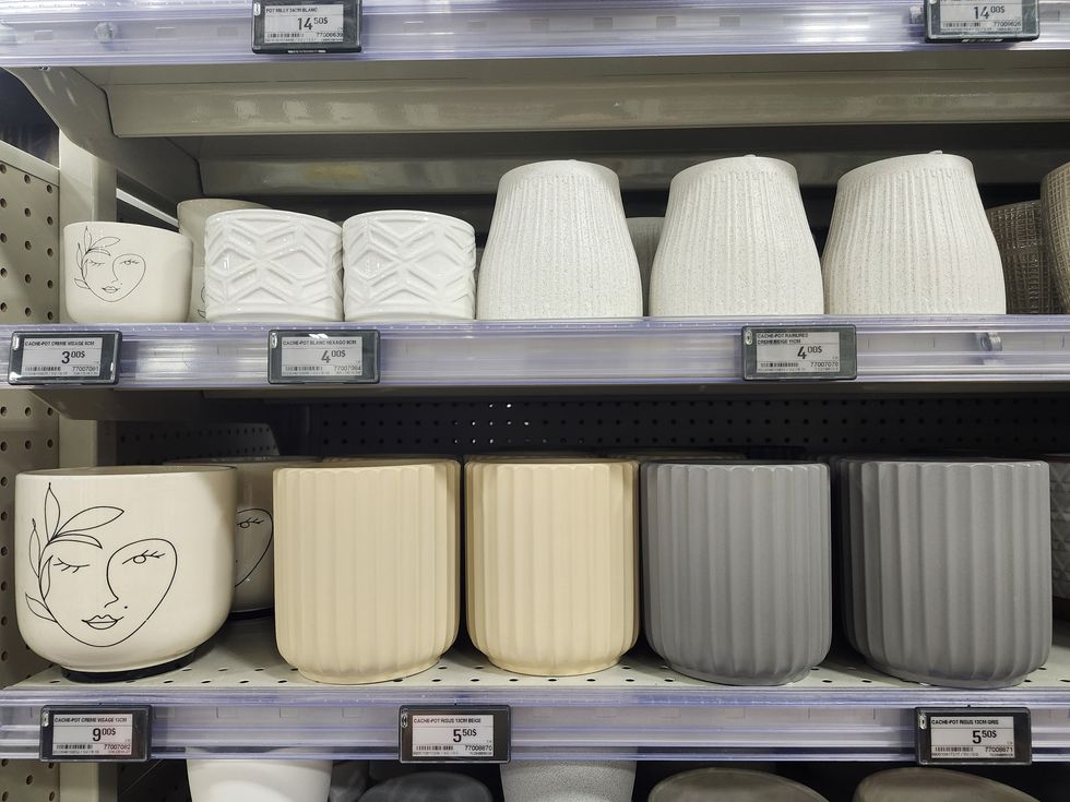 Pots \u00e0 fleurs de couleur blanche, beige et gris.