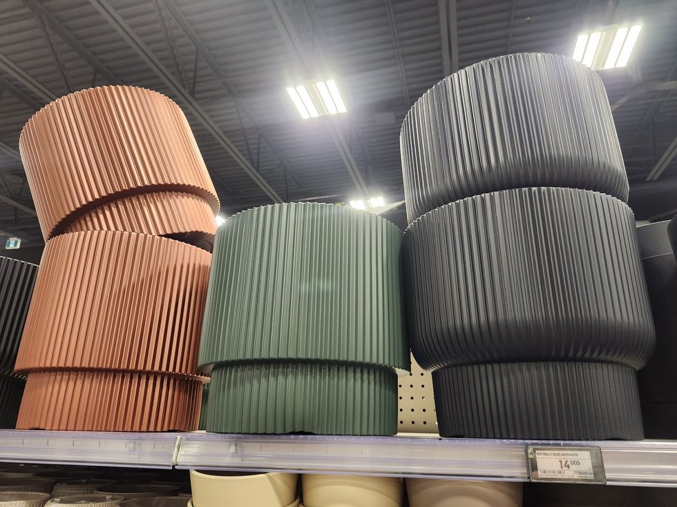 Pots \u00e0 fleurs de plusieurs couleurs.