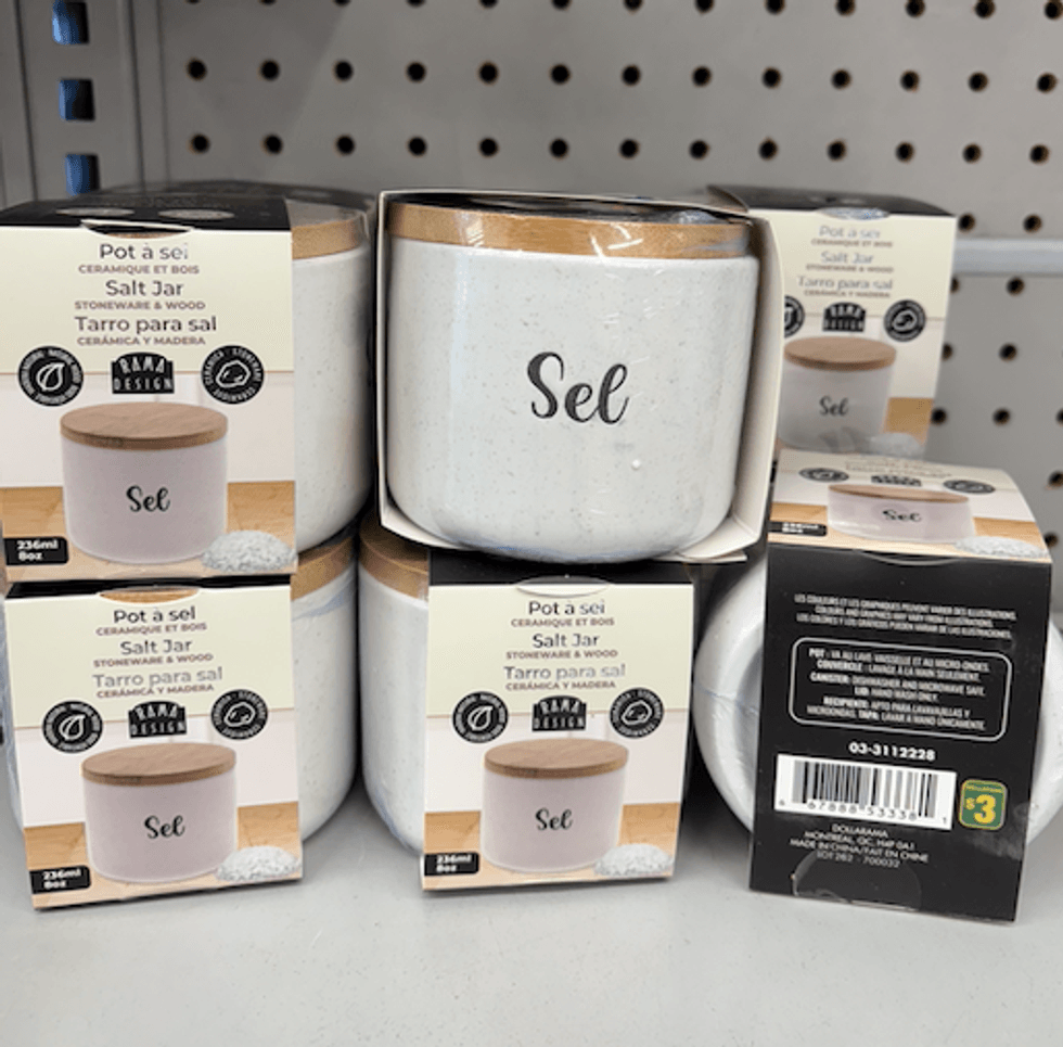 Pots \u00e0 sel en c\u00e9ramique avec couvercle en bambou.
