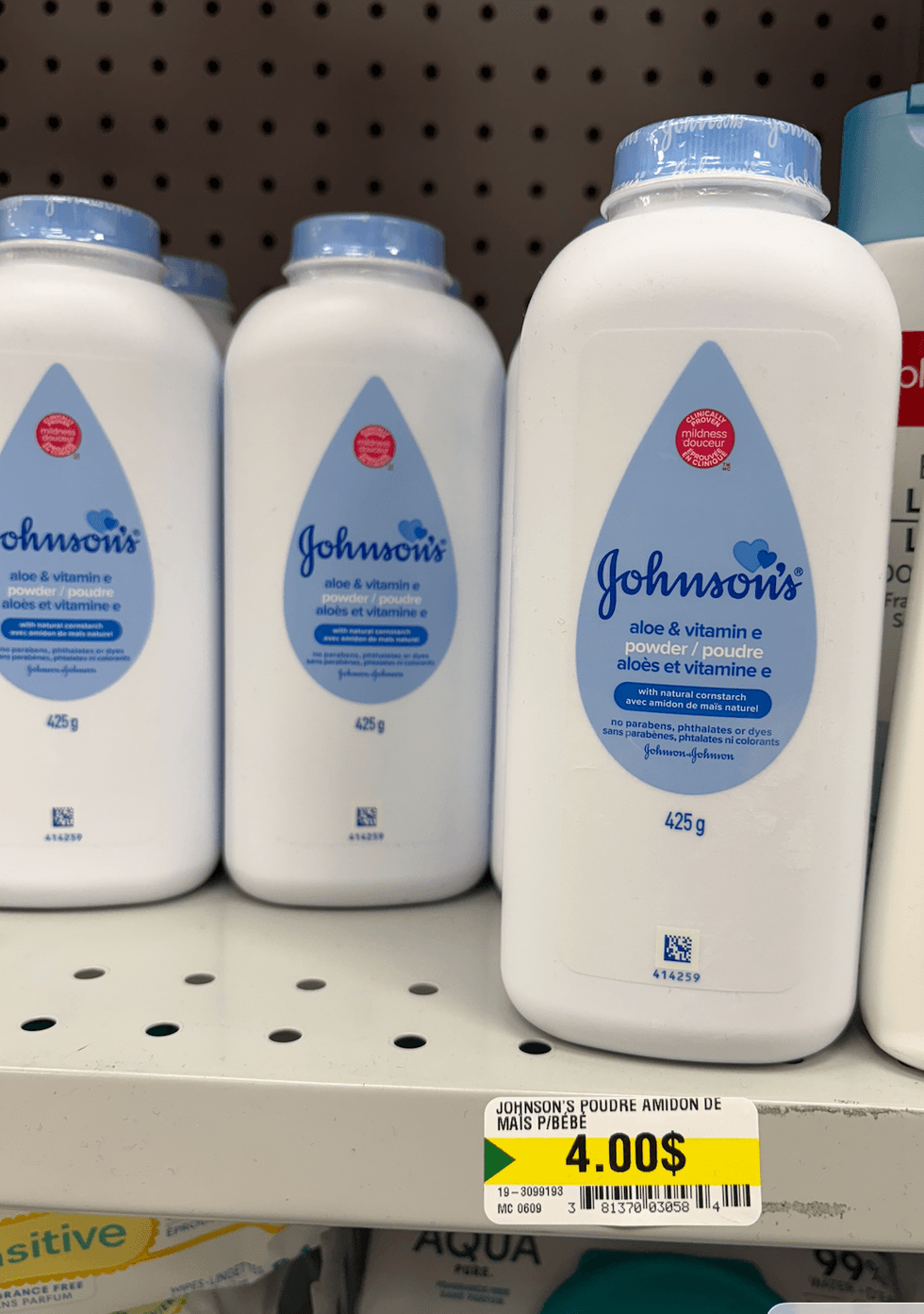 Poudre pour b\u00e9b\u00e9s Johnson's sur les tablettes du Dollarama.