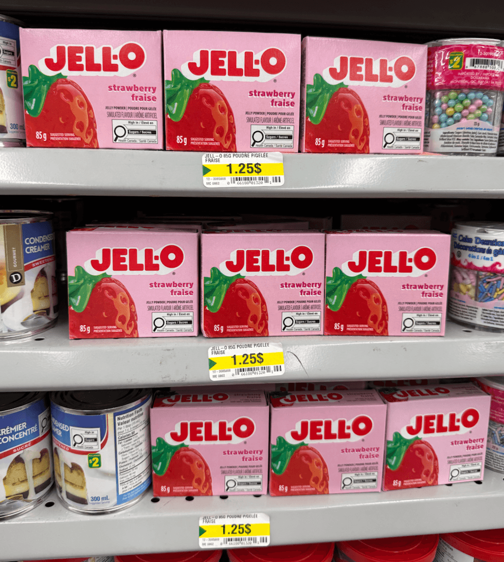 Poudre pour gel\u00e9e \u00e0 la framboise sans sucre ajout\u00e9 Jell-O sur les tablettes du Dollarama.